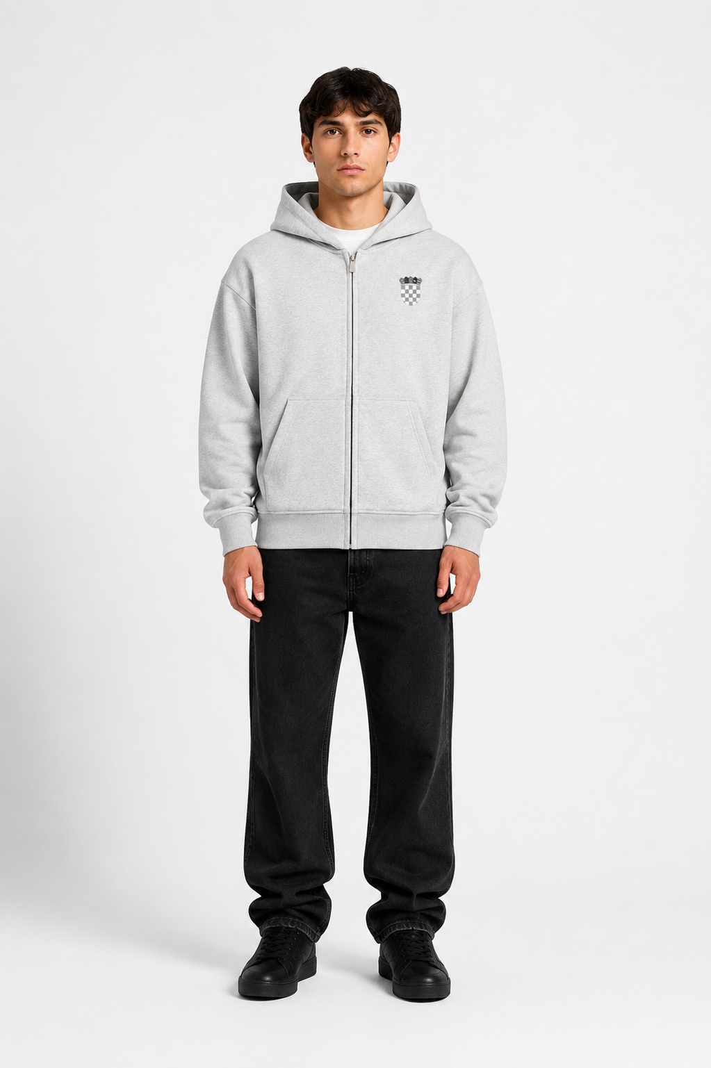 Grauer Zip-Hoodie von MarketPrint mit Kroatien-Design, sichtbar auf einem Model getragen. Bequemer, moderner Hoodie.
