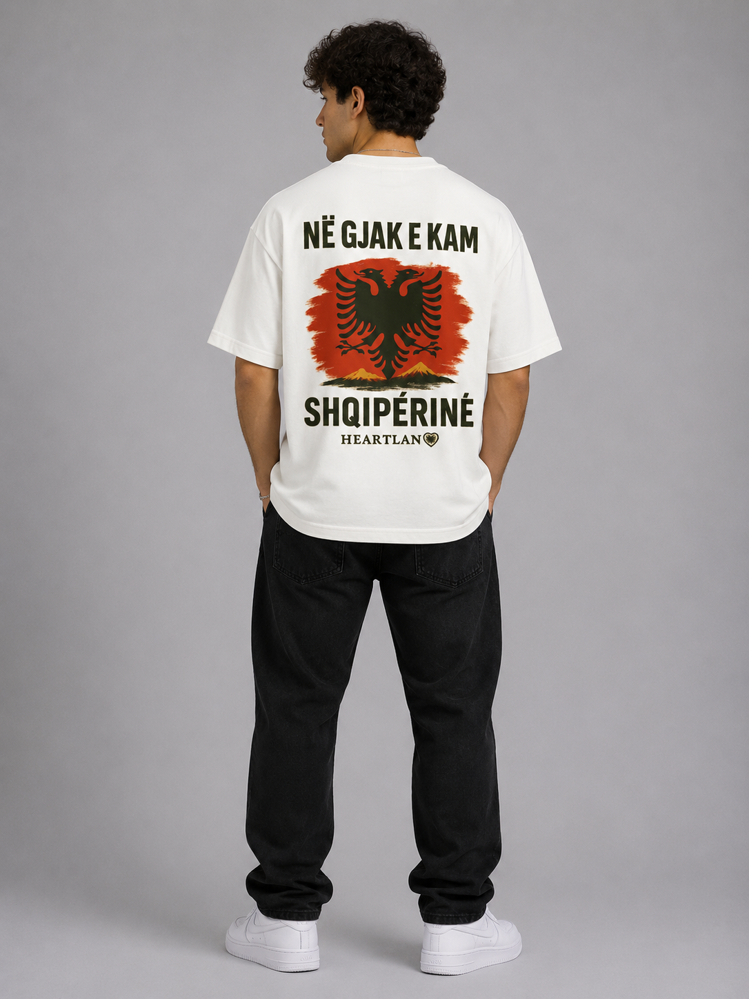 Helles, oversized T-Shirt von Pelasgia mit Herz-Design, bequemes Casual-Shirt für Damen und Herren, auf weißem Hintergrund.
