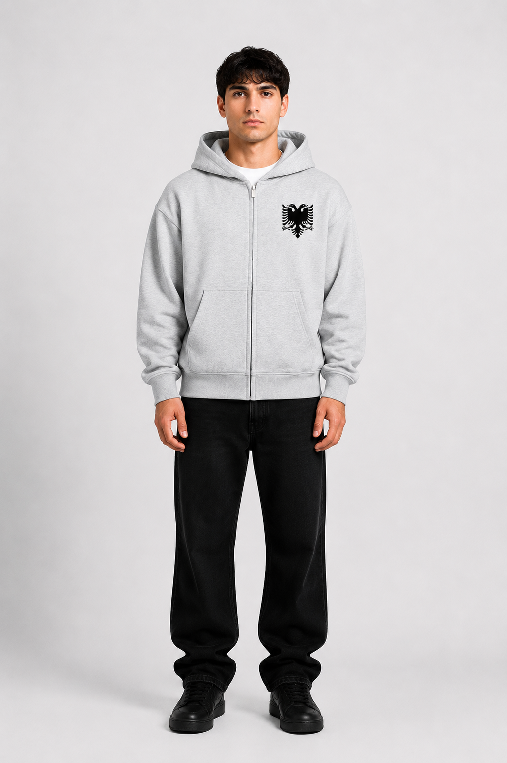 Grauer Zip-Hoodie von Pelasgia mit Albanien-Design, sichtbare Kapuze und Reißverschluss auf der Vorderseite.