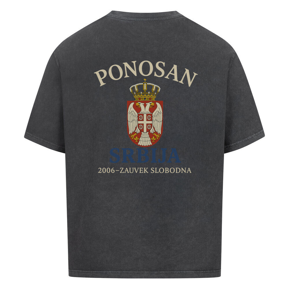Weißes Oversized T-Shirt von MarketPrint mit "Ponosan. Srce Srbije" Druck, bequemer Fit, sichtbar auf dem Bild.