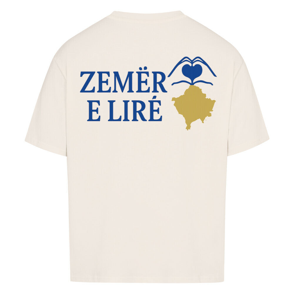 Weißes Oversized T-Shirt von Pelasgia mit Kosovo-Design, locker sitzendes Baumwollshirt, frontseitiges Druckmuster, bequem und modisch.