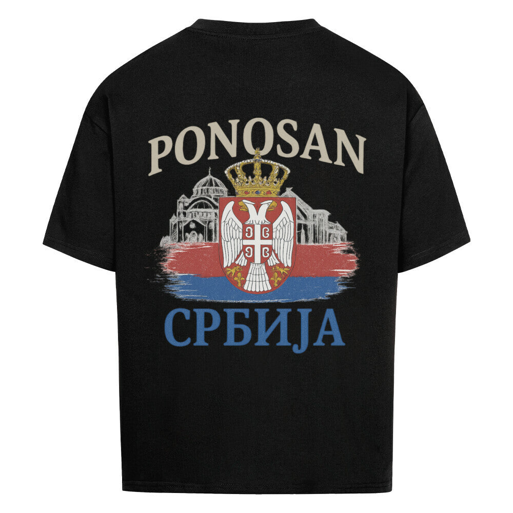 Großes T-Shirt mit Herz des Serbiens von Pelasgia, bequemb und stilvoll, auf weißem Hintergrund sichtbar.