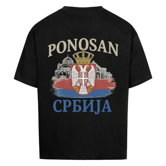 Großes T-Shirt mit Herz des Serbiens von Pelasgia, bequemb und stilvoll, auf weißem Hintergrund sichtbar.