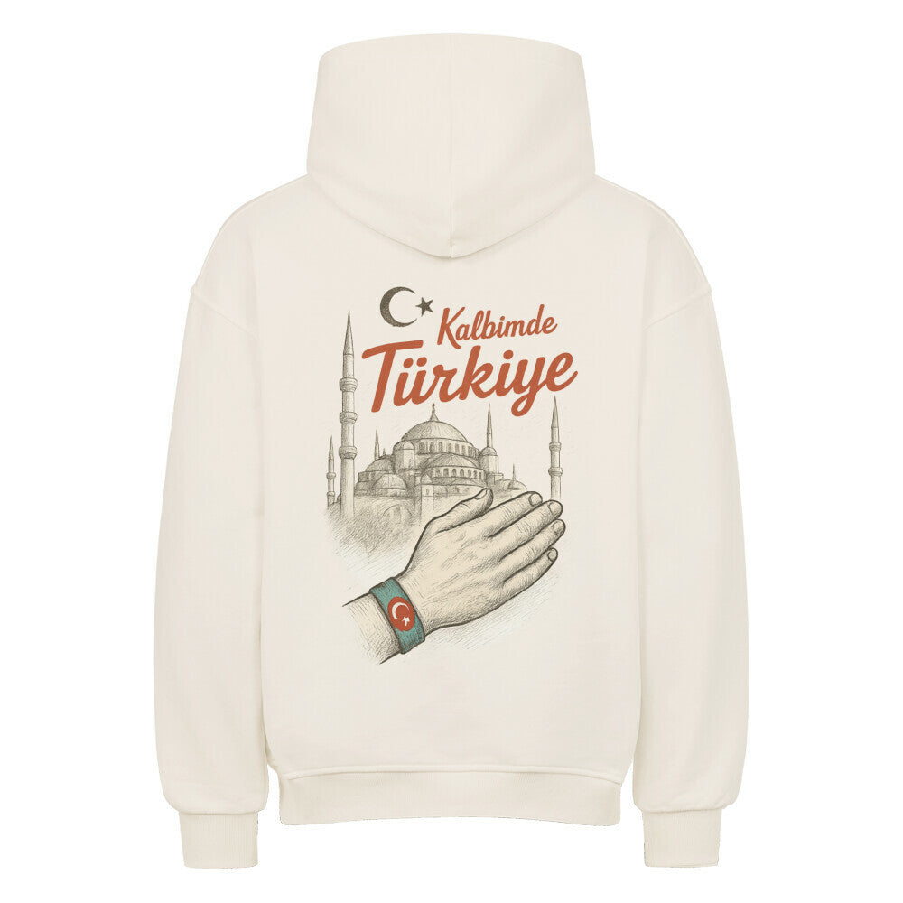 Weißer Oversized Hoodie von Pelasgia mit Kalbimde Türkiye-Print, bequemes Design, sichtbarer Hoodie-Kragen und Druck auf der Vorderseite.