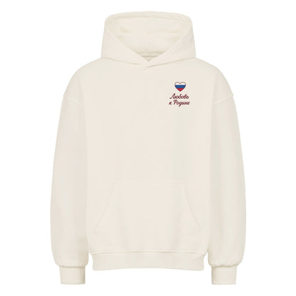 Helles russisches Oversized-Hoodie von Pelasgia mit Heimat- und Herzmotiv, weicher Stoff, lockerer Sitz, ideal für Komfort.