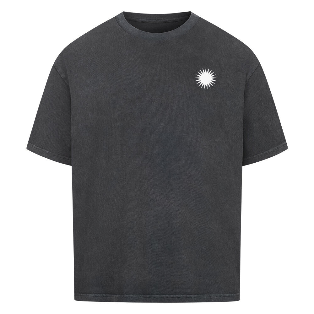 Weißes oversized T-Shirt von Pelasgia mit Kurdistan-Print, lockere Passform, auf Stoff gelegt, Detailansicht des Designs.