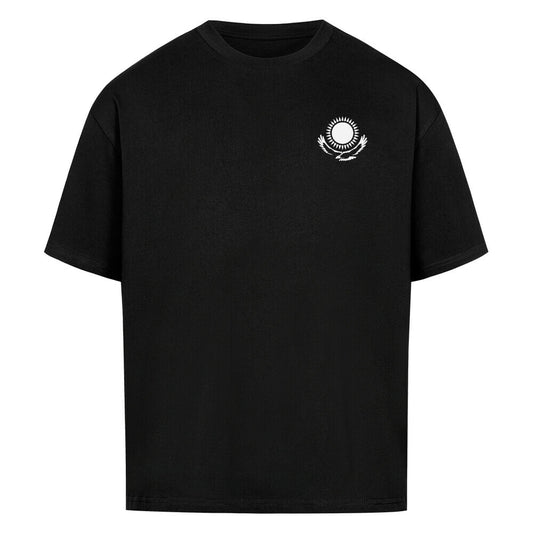 Graues Oversized-T-Shirt von Pelasgia mit Kasachstan-Design, weiche Baumwolle, lässiger Schnitt, frontales Land-Motiv.