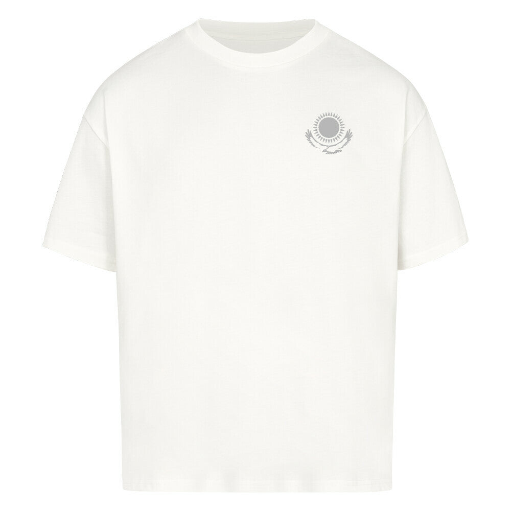 Weißes Oversized T-Shirt von Pelasgia mit Kasachstan-Design, locker geschnitten, aus weichem Baumwollstoff, auf einem model getragen