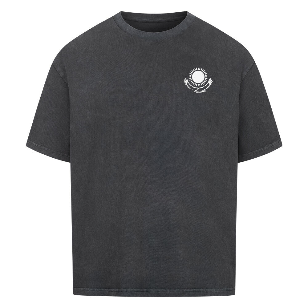 Weißes Oversized T-Shirt von Pelasgia mit Kasachstan-Print, bequemes Design, frontal sichtbar, modisches Streetwear-Stück.