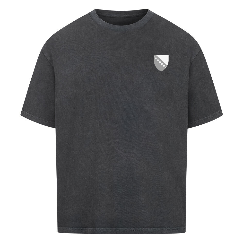 Weißes Oversized T-Shirt von Pelasgia mit Bosnien-Print, locker geschnitten, für einen entspannten, modischen Look.