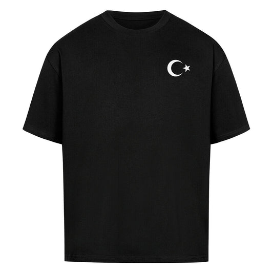 Weißes Oversized T-Shirt von Pelasgia mit Türkei-Design, locker sitzender Schnitt, Baumwollstoff, auf hellem Hintergrund fotografiert.