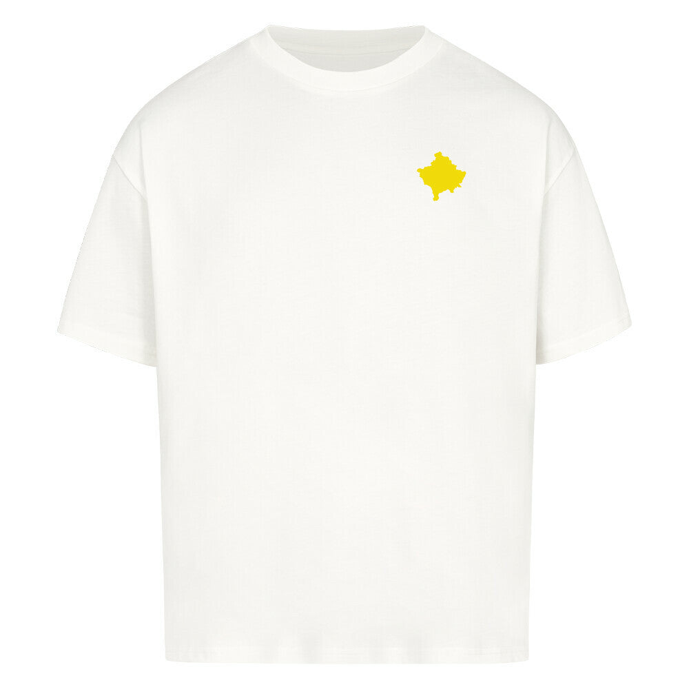 Helles, oversized Pelasgia Kosovo T-Shirt aus weicher Baumwolle, mit auffälligem Kosovo-Print, auf weißem Hintergrund.