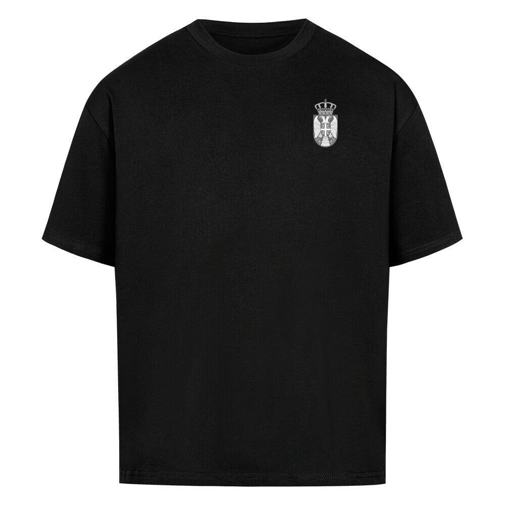 Weißes oversized T-Shirt von Pelasgia mit Serbien-Design, lockerer Schnitt und bequemer Passform, auf einem weißen Hintergrund.