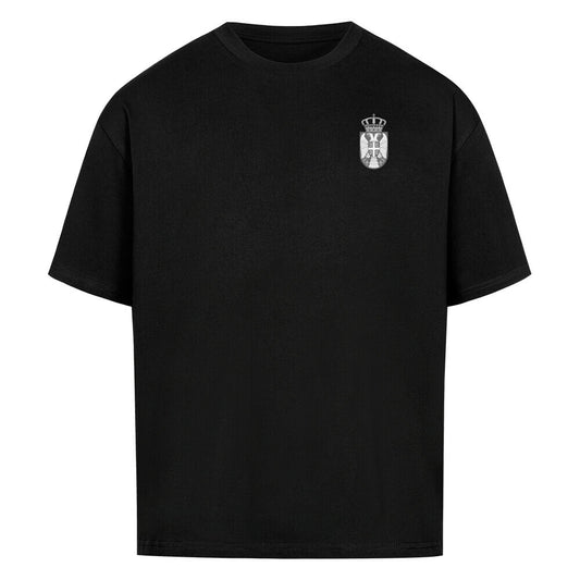 Weißes oversized T-Shirt von Pelasgia mit Serbien-Design, lockerer Schnitt und bequemer Passform, auf einem weißen Hintergrund.