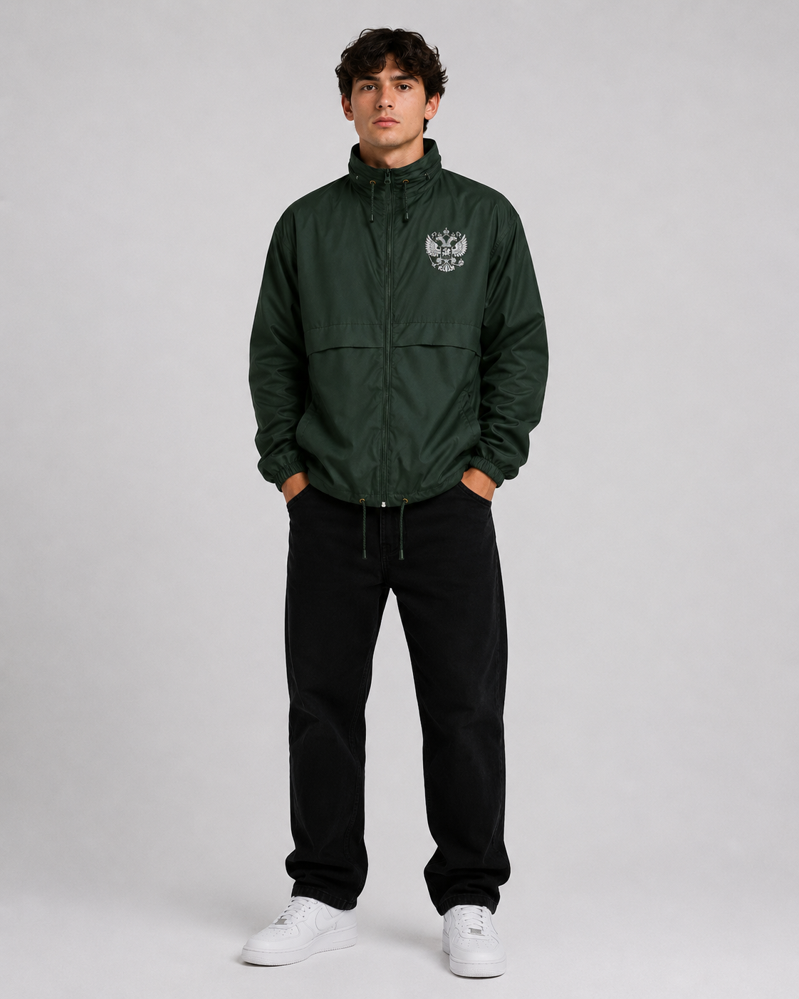 Leichte winddichte Pelasgia Russland Windbreaker Jacke in dunklem Farbton, perfekt für windiges Wetter.