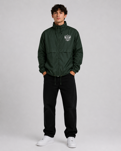 Leichte winddichte Pelasgia Russland Windbreaker Jacke in dunklem Farbton, perfekt für windiges Wetter.