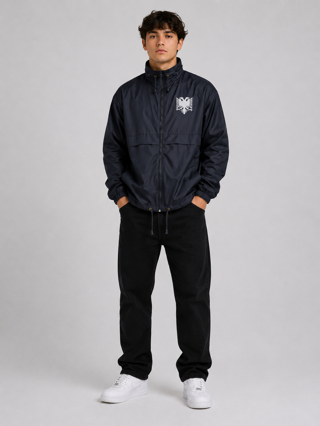 Leichte Pelasgia Windbreaker Jacke in Schwarz für Damen, winddicht und wasserabweisend, ideal für unterwegs.