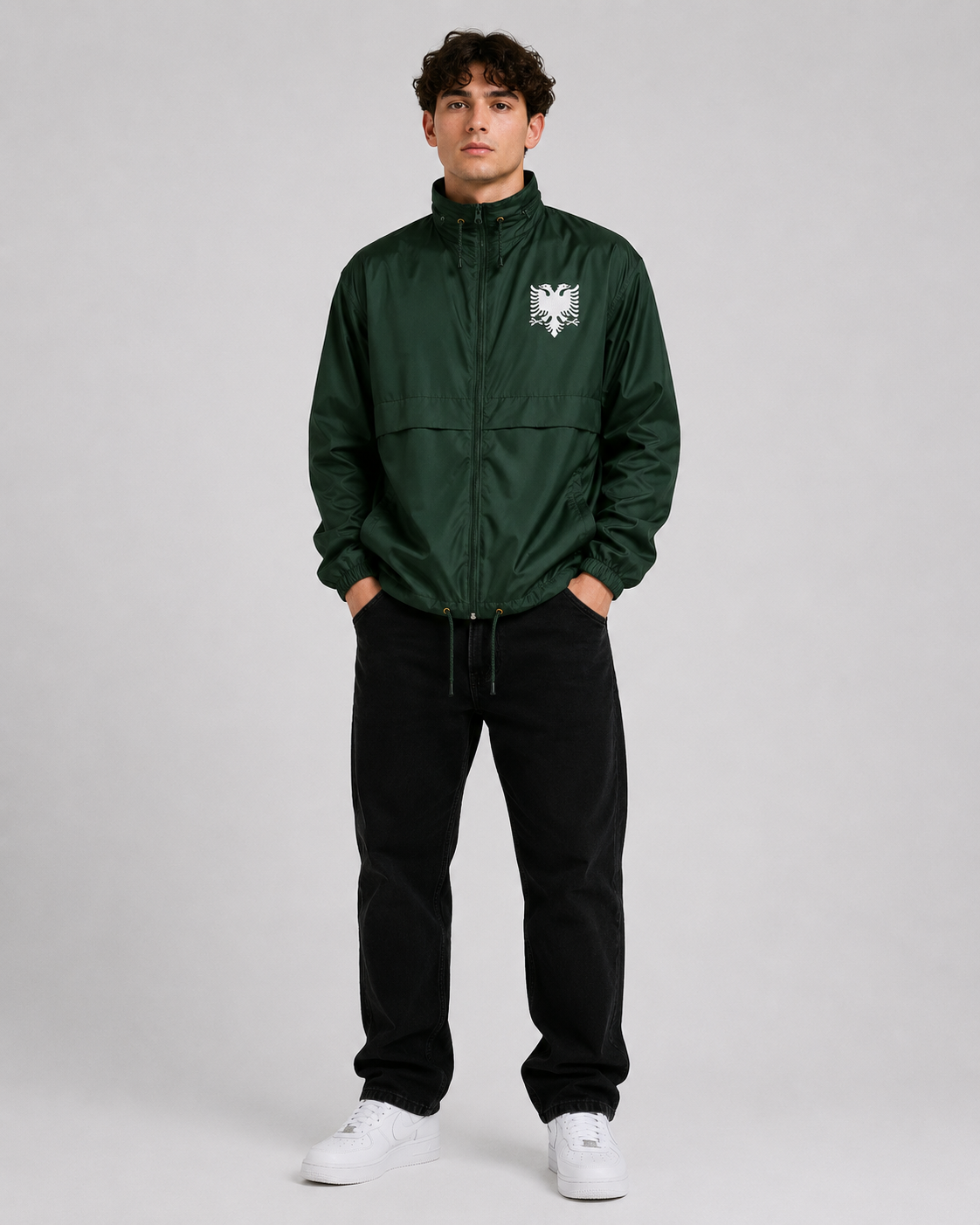 Leichte Pelasgia Windbreaker Jacke mit Albanien-Design, wasserabweisend und sportlich, ideal für Outdoor-Aktivitäten.