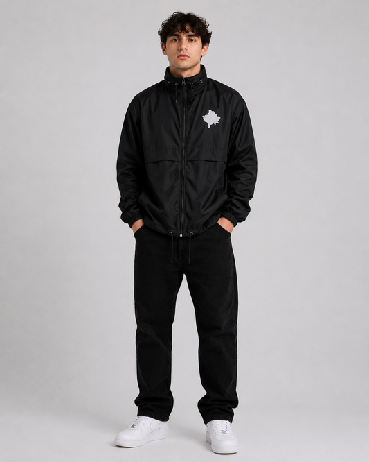 Leichte Kosovo Windbreaker Jacke von Pelasgia in leuchtendem Blau, winddicht und perfekt für den Frühling.