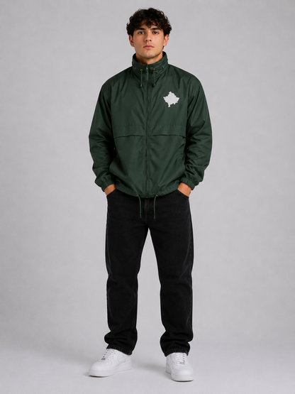 Leichte Kosovo Windbreaker Jacke von Pelasgia, wasserdicht und atmungsaktiv, in stilvollem Design auf einem Model getragen.