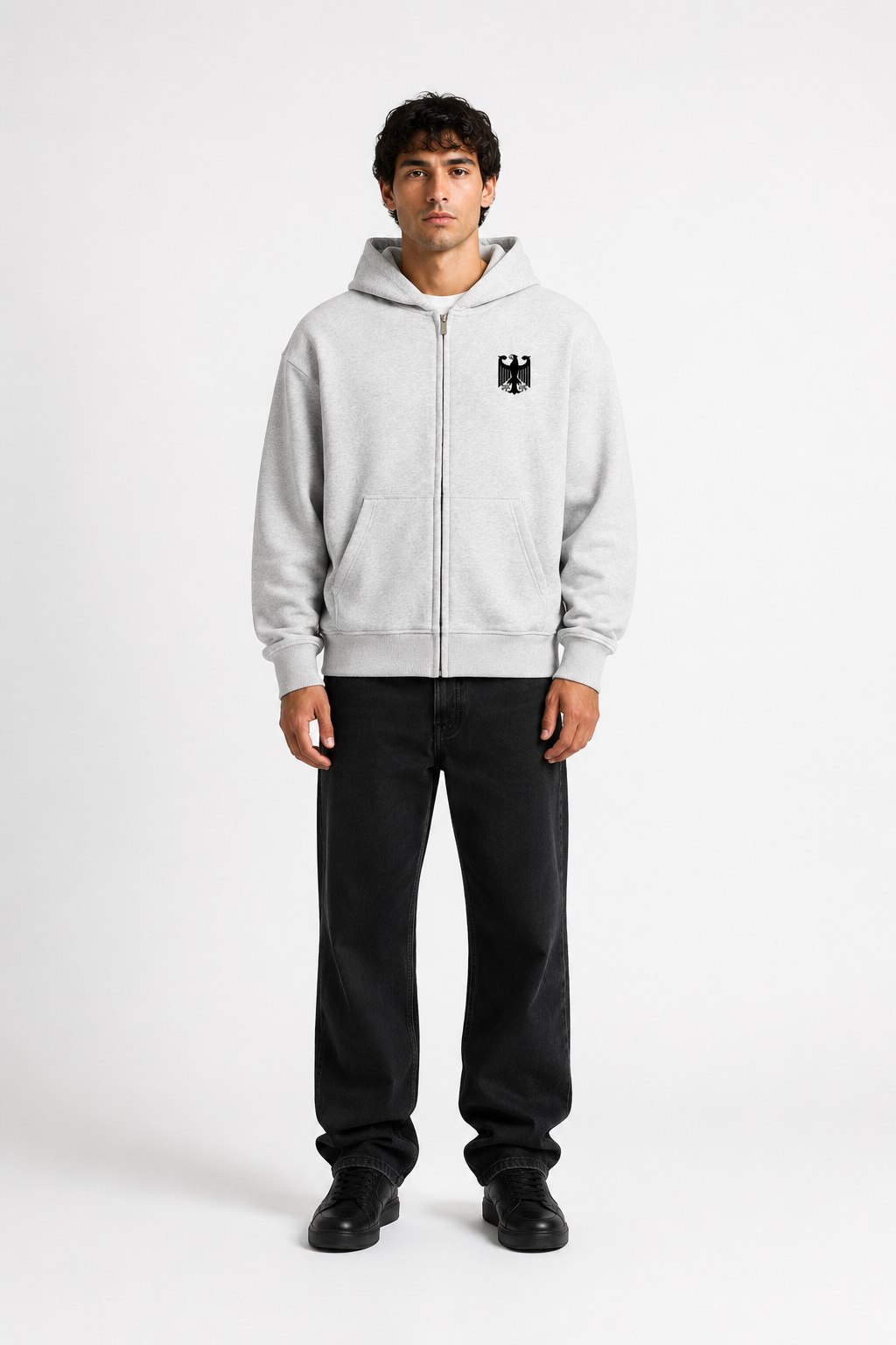 Hoodie von Pelasgia mit Deutschland-Design, weicher Zip-Hoodie aus Baumwolle, sichtbare Kapuze und Reißverschluss.