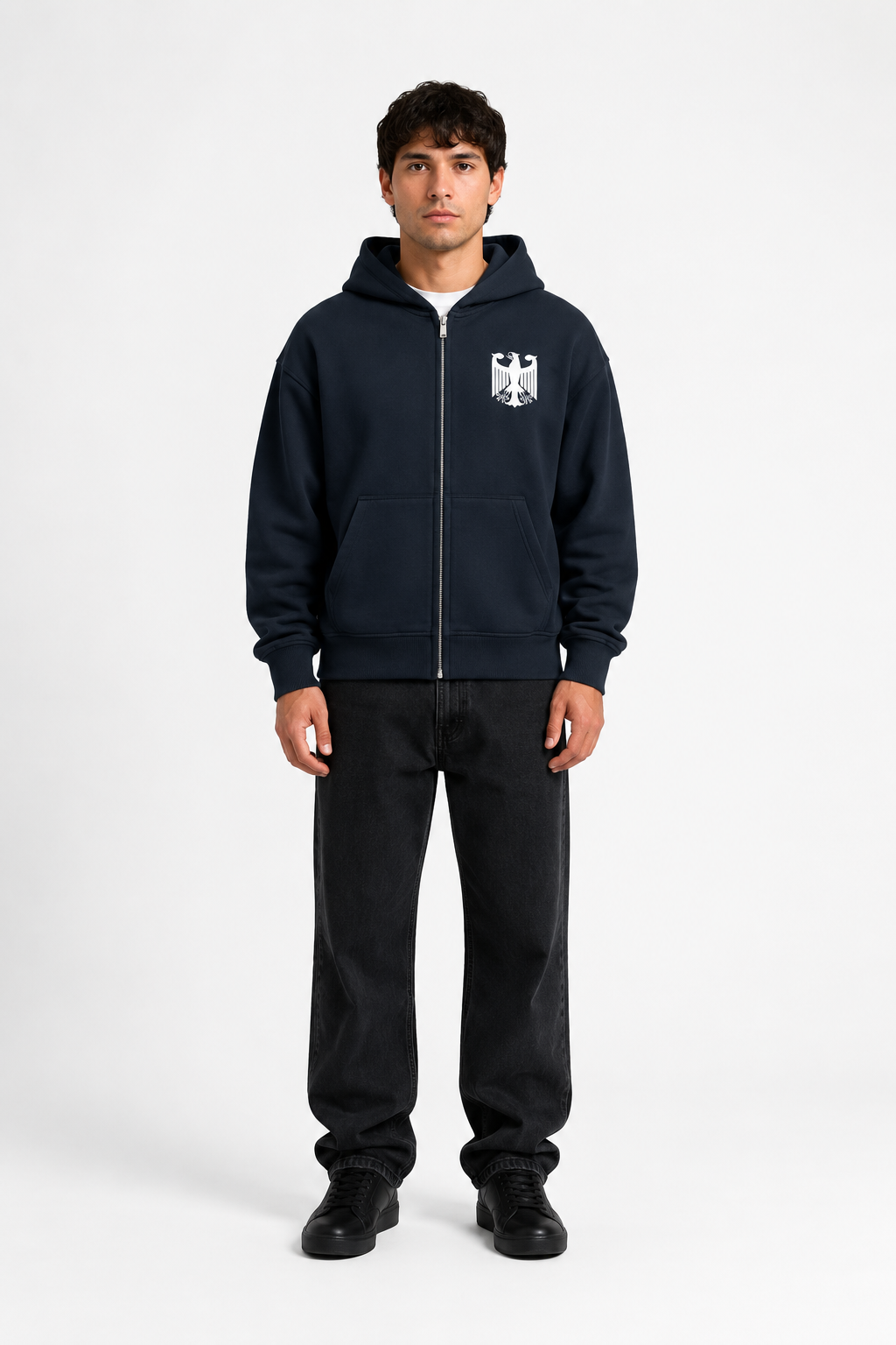 Deutscher Zip-Hoodie von Pelasgia, bequemer Hoodie mit Reißverschluss, schwarze Farbe, zeigt das Produkt auf weißem Hintergrund.
