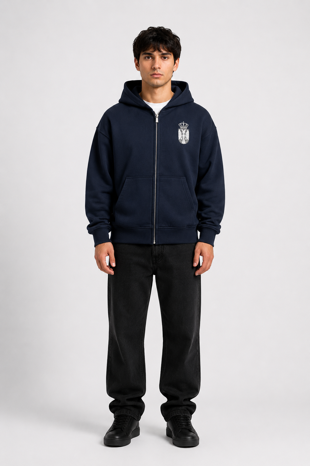 Grauer Pelasgia Zip-Hoodie mit Kapuze und Reißverschluss, bequemes Streetwear-Design, ideal für kühle Tage.