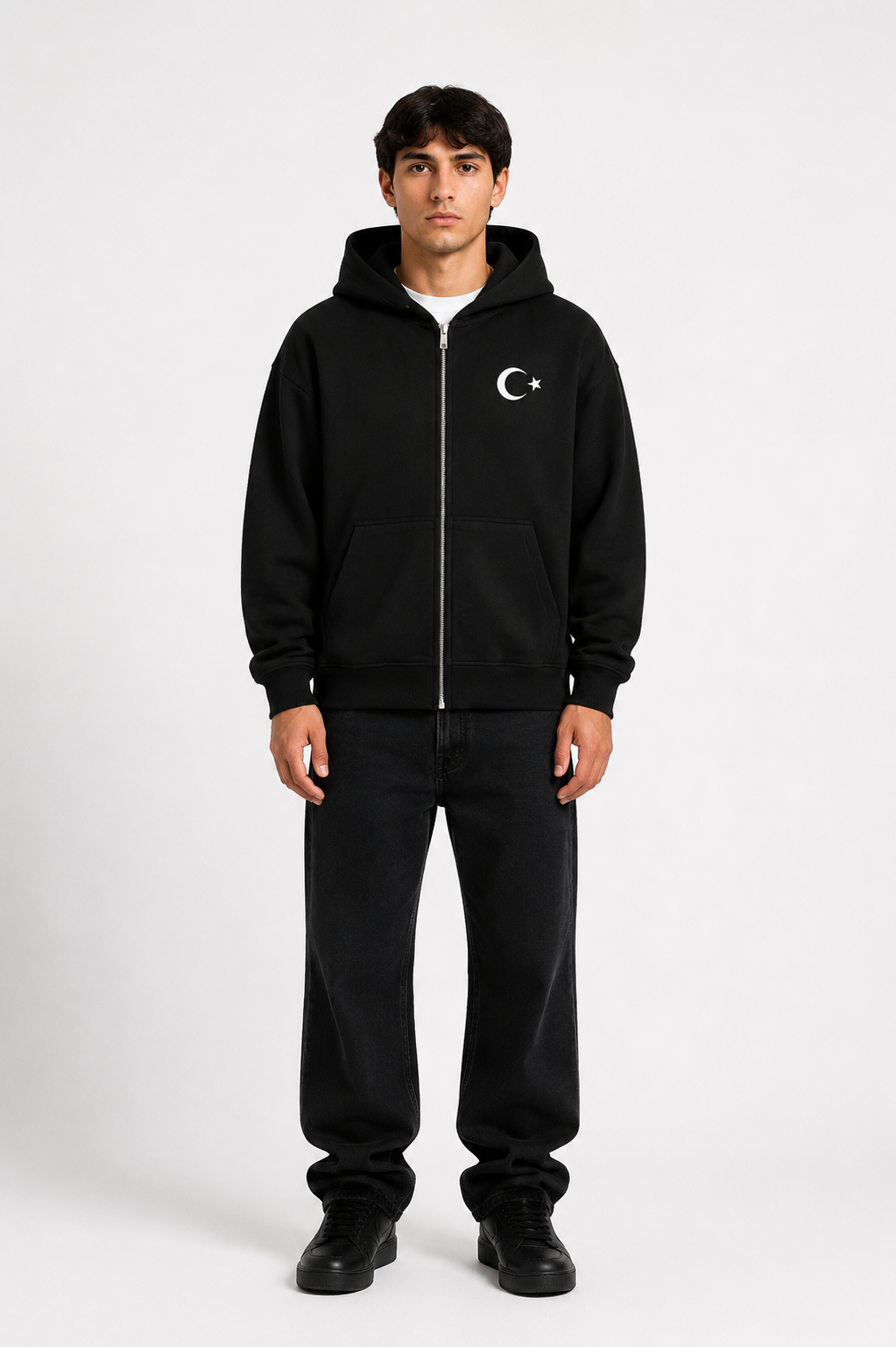 Grauer Zip-Hoodie von Pelasgia mit türkischem Flaggen-Design, abgebildet auf einem Model, bequemes Streetwear-Outfit.
