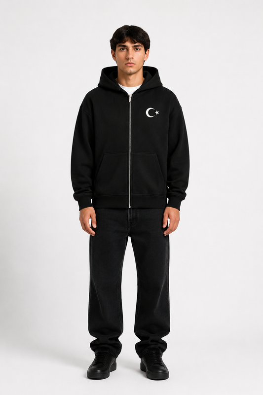Grauer Zip-Hoodie von Pelasgia mit türkischem Flaggen-Design, abgebildet auf einem Model, bequemes Streetwear-Outfit.