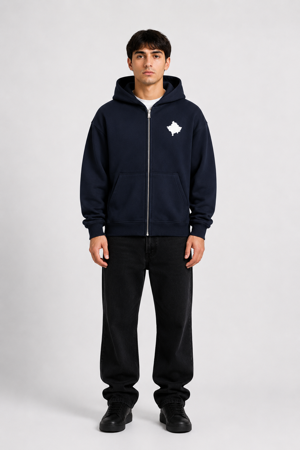 Pelagia Kosovo Zip-Hoodie in dunkler Farbe, bequemer Hoodie mit Reißverschluss und Kapuze, ideal für lässige Outfits.