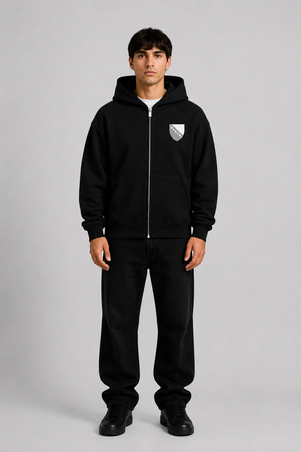 Grauer Pelasgia Zip-Hoodie mit Bosnien-Print, bequemer Hoodie aus weichem Material, modisches Design, Frontreißverschluss.