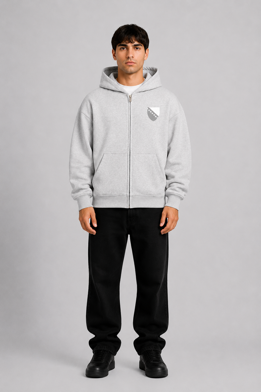 Grauer Zip-Hoodie von Pelasgia mit Bosnien-Print, aus weichem Baumwollmaterial, detailreiche Kapuze und Reißverschluss.