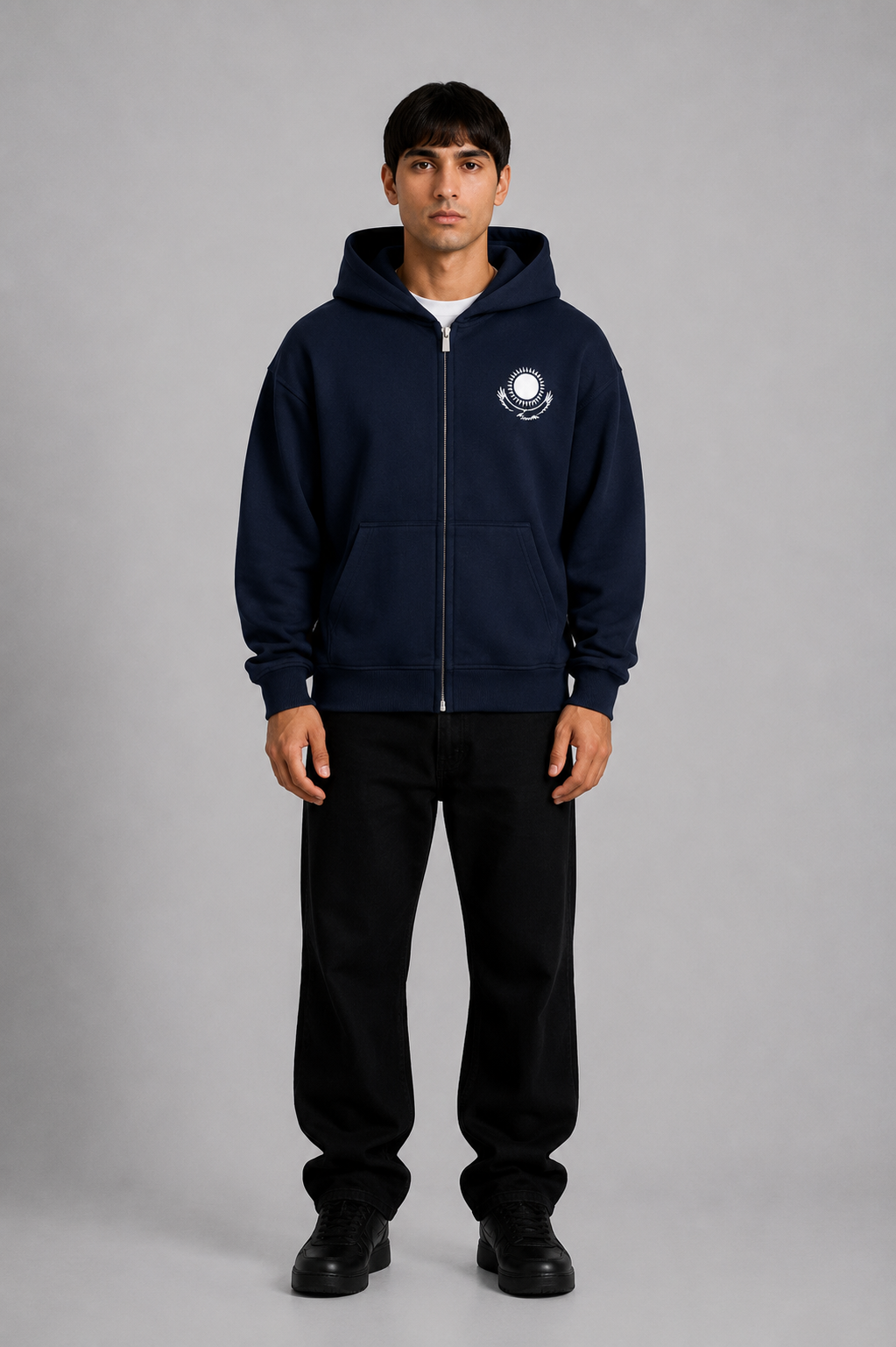 Grauer Pelasgia Zip-Hoodie mit Kasachstan-Design, bequeme Kapuzenjacke für Damen und Herren, mit Reißverschluss und Logo.
