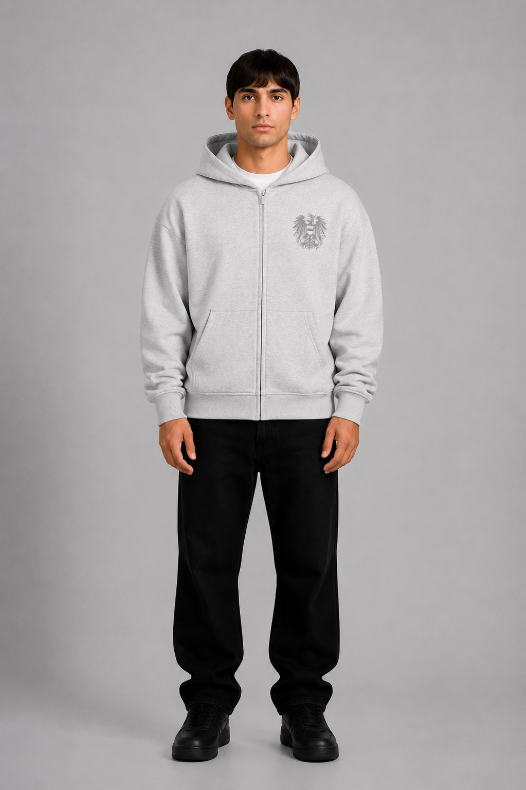 Grauer Zip-Hoodie von Pelasgia mit Österreich-Print, Kapuze und Reißverschluss, bequem und modisch für kalte Tage.