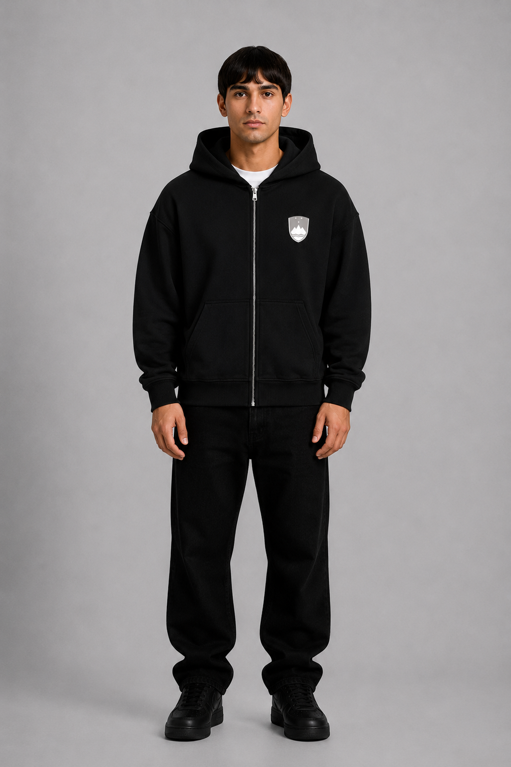 Grauer Zip-Hoodie von Pelasgia mit Slowenien-Design, weicher Stoff, bequemes Kapuzen-Shirt für Damen und Herren.