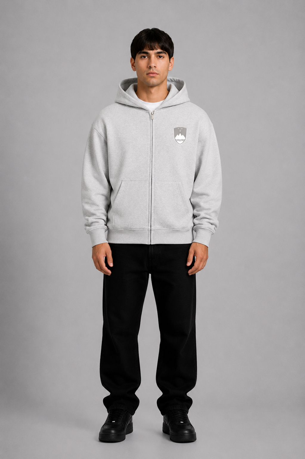 Pelasgia Zip-Hoodie aus Slowenien, bequemer Kapuzenpullover mit Reißverschluss, in natürlicher Passform und weichem Material.