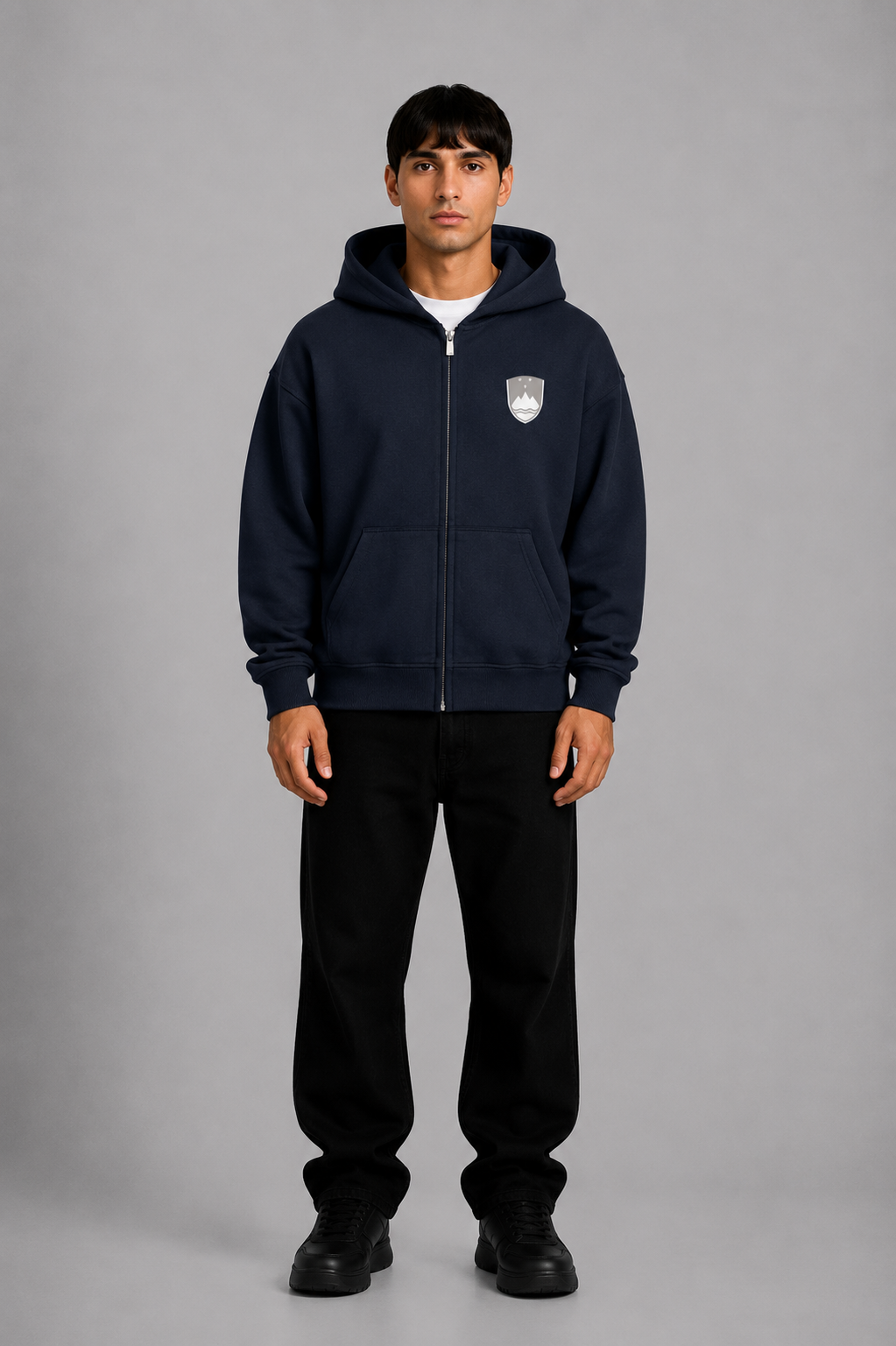 Pelagia Zip-Hoodie aus Slowenien, bequemer Hoodie mit Reißverschluss in stylischem Design, ideal für lässige Freizeitmode.