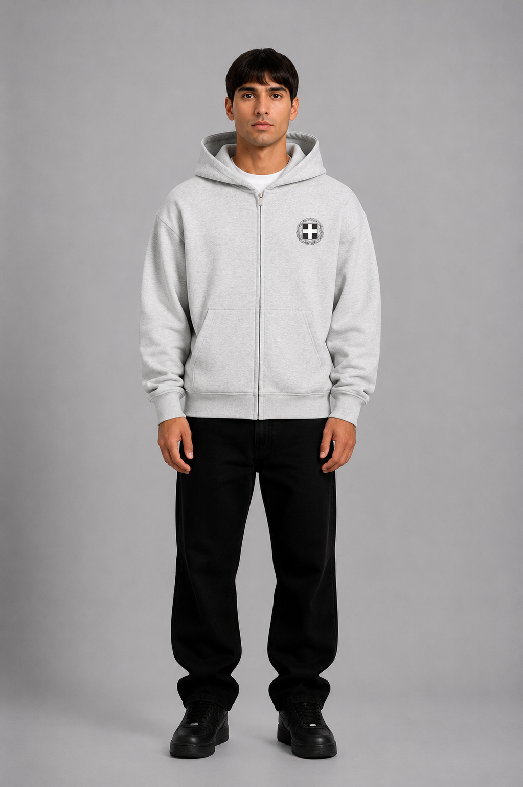 Grauer Zip-Hoodie von Pelasgia mit Griechenland-Print, bequemer Hoodie aus weichem Stoff, für lässigen Streetstyle.