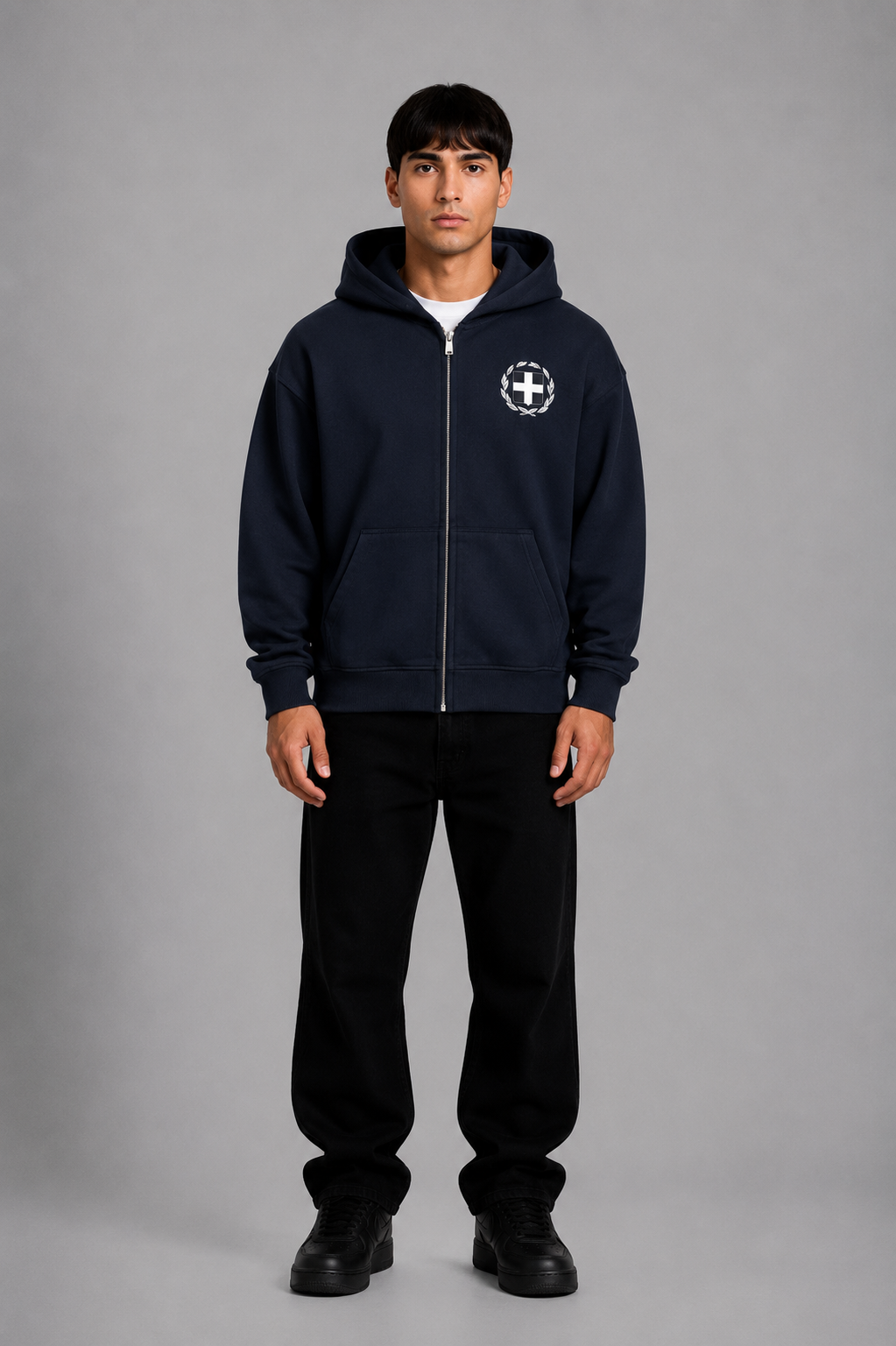 Grauer Zip-Hoodie von Pelasgia mit Griechenland-Design, aus weichem Material, zeigt das Logo und einen komfortablen Schnitt.