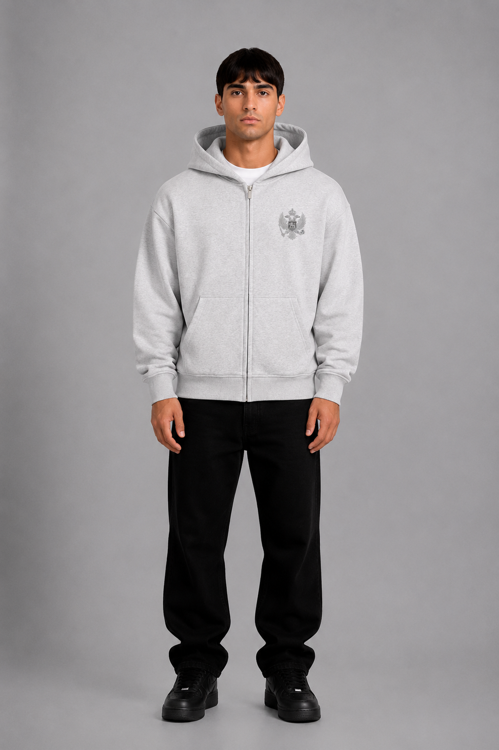 Pelagia Montenegro Zip-Hoodie, graue Kapuzenjacke mit Reißverschluss und Logo-Print, bequemes Casual-Outfit für Damen.