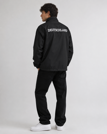Damen-Windbreaker von Pelasgia mit Deutschland-Design, leichte, winddichte Jacke für den Frühling, sichtbar im Bild