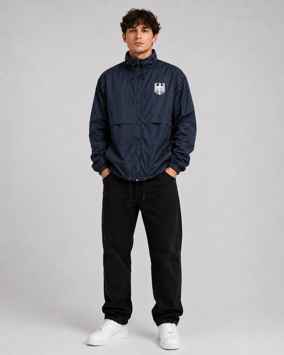 Leichte Deutschland Windbreaker Jacke von Pelasgia, winddicht und atmungsaktiv, in neutraler Farbe, ideal für wechselhaftes Wetter