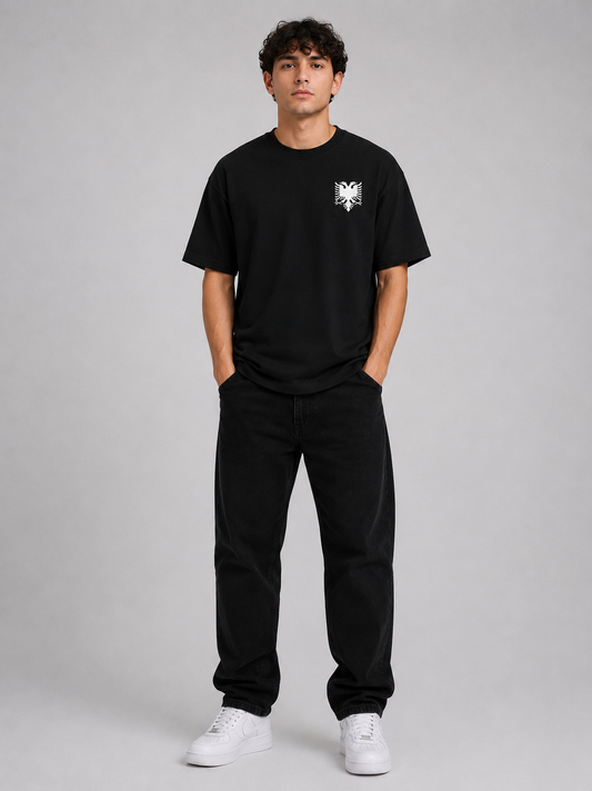 Oberteil: Pelasgia Oversized T-Shirt mit Albanien-Design, bequemes lockeres Shirt aus weichem Stoff, auf weißem Hintergrund.