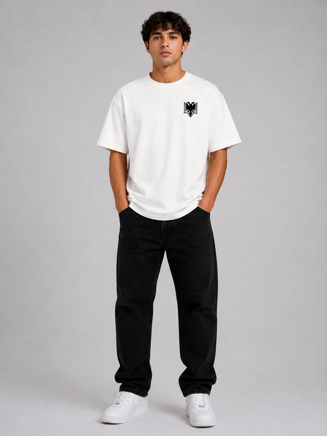 Pelagia Albanien Oversized T-Shirt in blau mit Landemblem und bequemer Passform, entspannter Look, frontale Ansicht