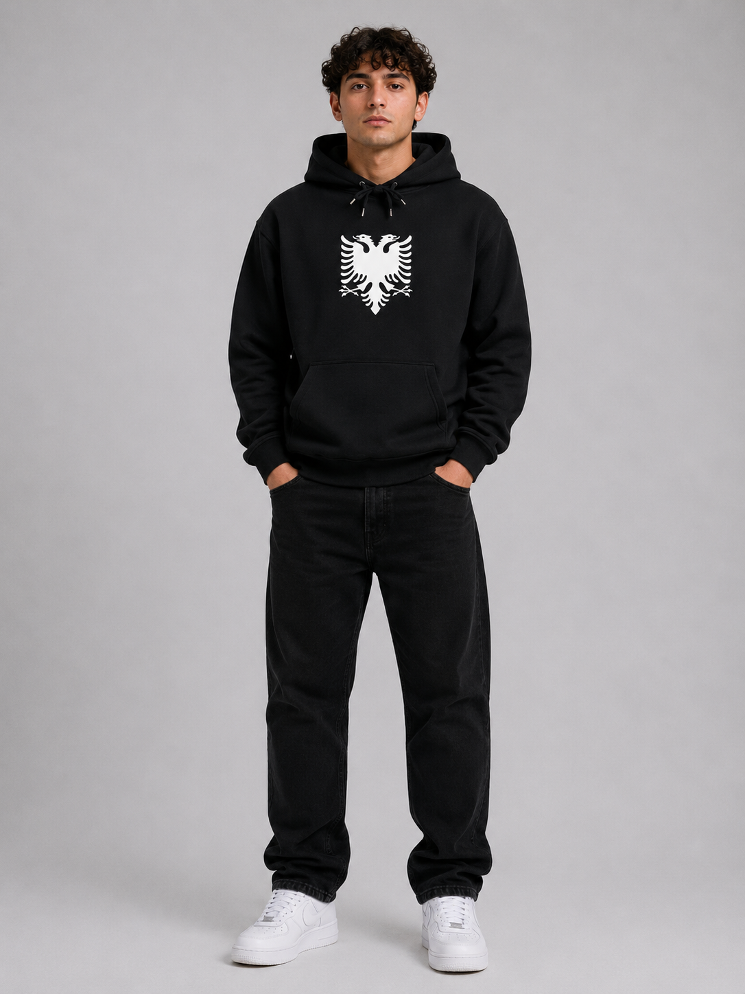 Grauer Pelasgia Hoodie mit Albanien-Design, weicher Stoff, bequemes Casual-Outfit, auf der Abbildung zu sehen