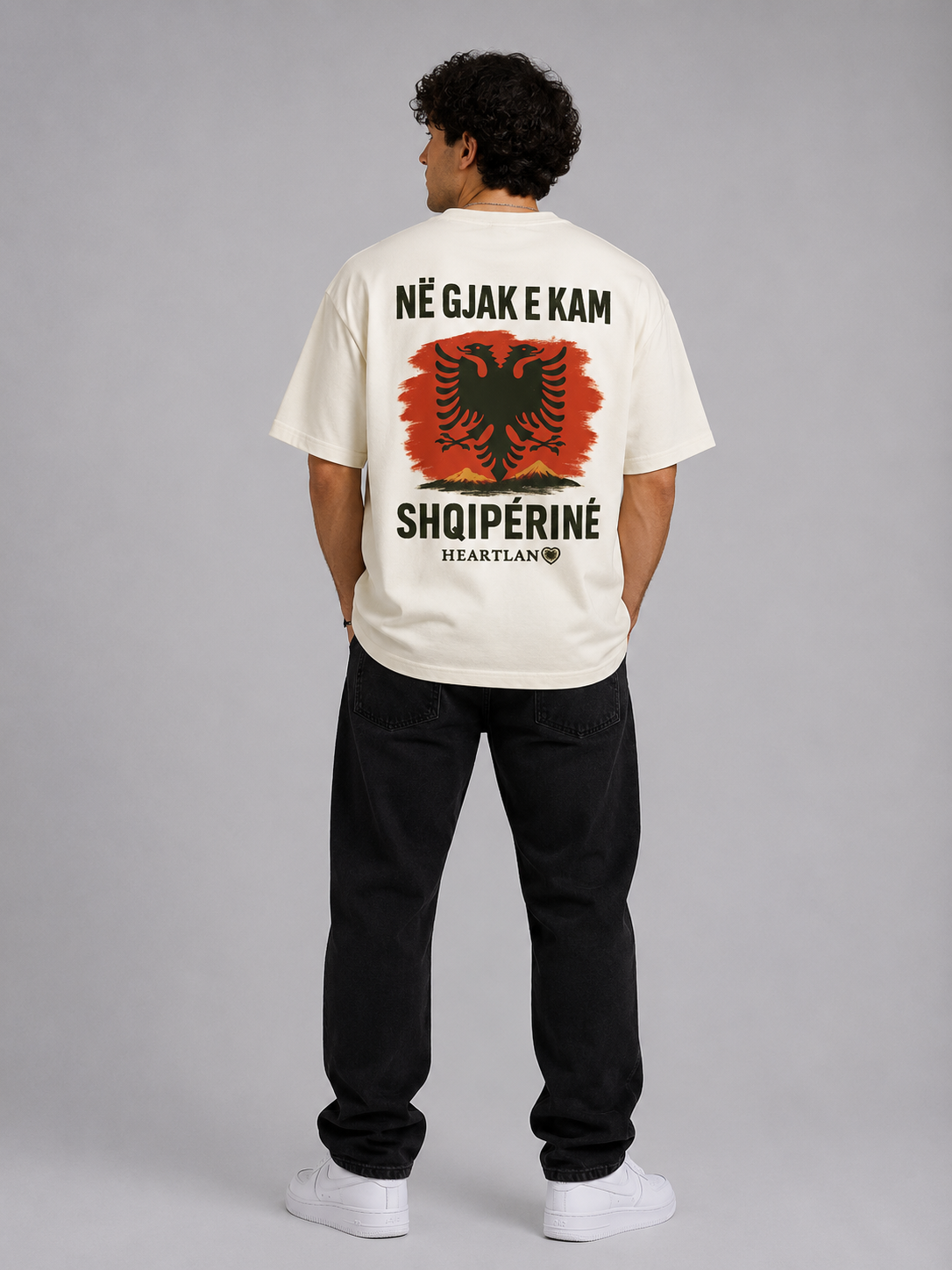 Hübsches Pelasgia Heartland Albania Oversized T-Shirt in neutraler Farbe, weiches Material, bequemes Design für Damen und Herren.