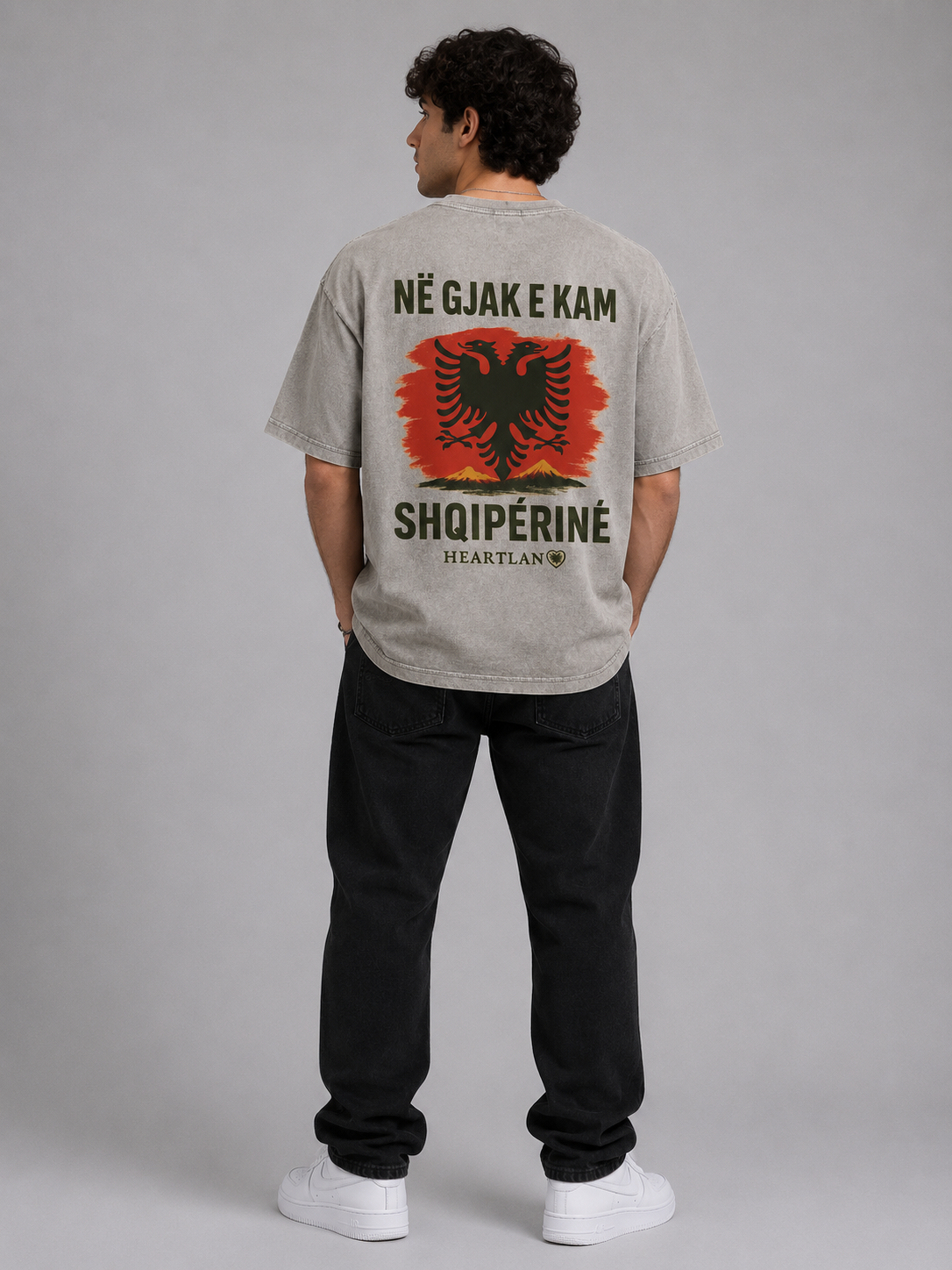 Helles, oversized T-Shirt von Pelasgia mit Heartland Albania Design, weiches Baumwollmaterial, lässiger Fit, für Damen und Herren.