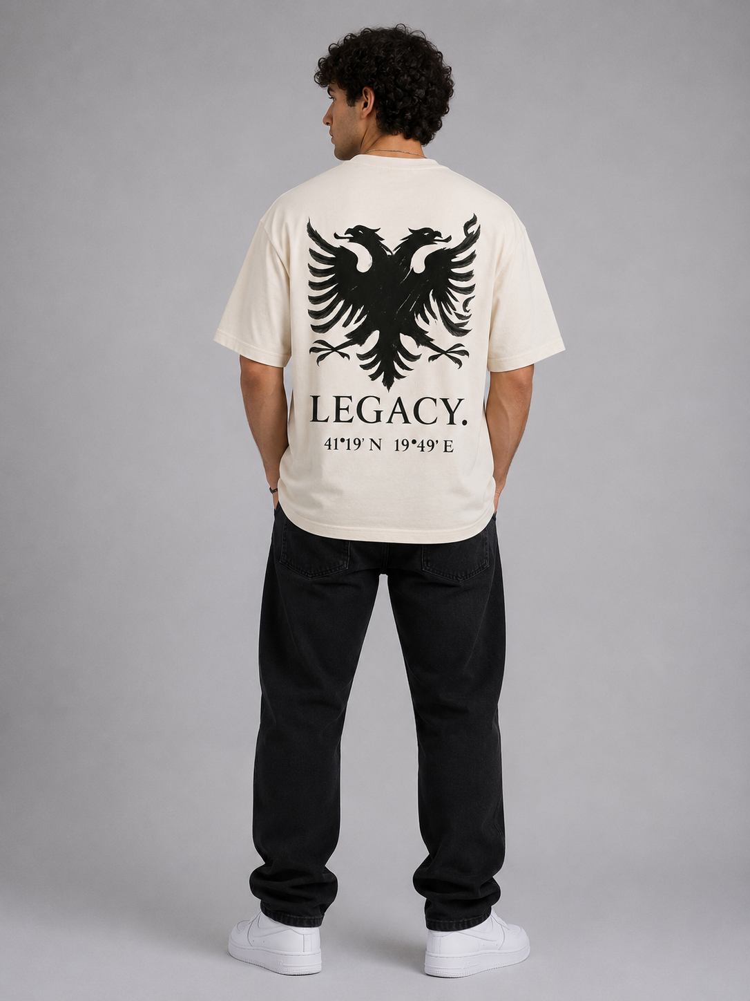 Helles, oversized Pelasgia T-Shirt Legacy 419 mit weitem Schnitt und weicher Baumwollqualität, lässige Passform, Frontdruck.