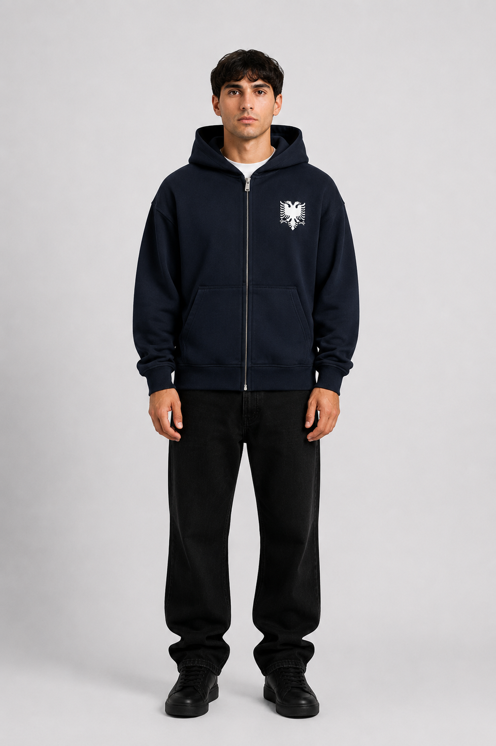 Blaue Pelasgia Zip-Hoodie mit Albanien-Design, komfortabler Hoodie aus weichem Material, frontal sichtbar.