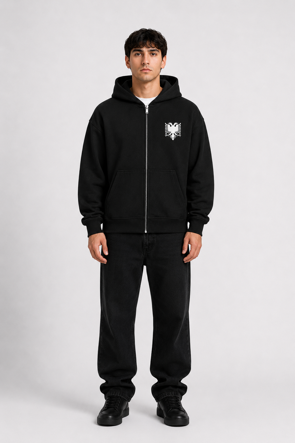 Schwarzer Zip-Hoodie von Pelasgia mit Albanien-Design, bequemes Kleidungsstück für Freizeit und Alltag.